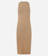 Vestido midi color beige, confeccionado en tejido de punto acanalado, sin mangas y de corte ajustado.
