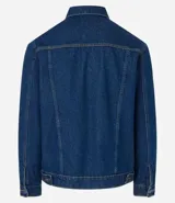 Campera trucker de jean azul oscuro, con cuello tradicional, cierre frontal con botones, cuatro bolsillos y mangas largas.