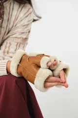 Guantes mitones color marrón de cuero con borde de lana natural color crema.