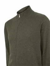 Sweater de tejido de punto color verde oliva, con cuello alto y cierre frontal completo. Presenta puños y ruedo acanalados.