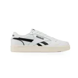 Championes urbanos Reebok modelo Match Prime V2, de diseño clásico en color blanco con detalles en negro. Presentan una silueta de corte bajo con suela de goma en tono crema y el logo de la marca en el lateral y talón.
