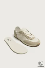 Zapatilla deportiva barefoot de hombre, confeccionada en combinación de piezas de piel con acabado serraje en color marrón, con cordones y suela fina de goma en contraste.