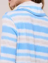 Buzo acanalado de manga larga con diseño de rayas horizontales en tonos celeste, beige y blanco. Cuenta con cuello volcado y bolsillos frontales aplicados.