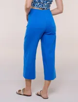 Pantalón capri blanco de corte recto y largo crop, con cintura alta y bolsillos delanteros aplicados estilo parche con detalle festoneado.