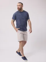 Bermuda color beige, de corte recto y largo a la rodilla.