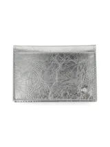 Tarjetero plateado de cuero vacuno con aplique metálico con logo de la marca.