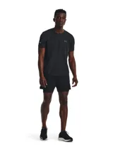 Remera deportiva negra de Under Armour, con logo en el pecho y detalle reflectivo en la manga.