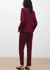 Pantalón de vestir de tiro medio, diseño recto con trabillas en la cintura y cierre oculto con botón, gancho y cremallera. Cuenta con dos bolsillos laterales y dos bolsillos de ribete en la parte posterior.