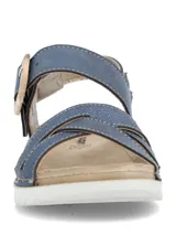 Sandalias planas color azul marino con tiras cruzadas en la parte delantera y tira en el empeine con hebilla decorativa carey. Suela blanca con base dentada y plantilla acolchada color tostado.