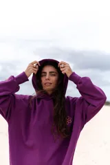 Canguro violeta de algodón con capucha y calce oversize.