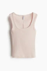 Musculosa de punto acanalado marca H&M Divided, de color rosado pálido, con escote redondo pronunciado y diseño entallado.