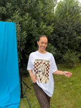 Remerón de algodón blanco con corte oversize y cuello redondo, que presenta un estampado frontal con diseño de una lata de sardinas sobre fondo de rayas.