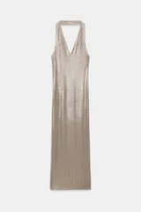 Vestido midi con efecto metalizado, cuello halter y escote en V profundo.