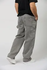 Jean de corte baggy color gris lavado, con diseño de paneles reforzados en la parte frontal y bolsillos laterales tipo cargo.