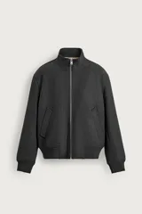 Cazadora bomber gris oscuro de corte regular fit, con cuello subido, manga larga y cierre frontal de cremallera metálica. Cuenta con bolsillos laterales de vivo y acabados en rib elástico en puños y cintura.