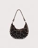 Bolso de hombro estilo hobo en color marrón oscuro, confeccionado en gamuza con diseño de tachas metálicas plateadas distribuidas por toda la superficie. Cuenta con un asa superior fija y cierre superior con cremallera.