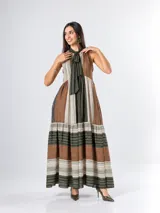 Vestido largo de organdí a rayas, con escote halter, lazo para anudar en el cuello y volado en la parte inferior.