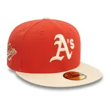 Gorra New Era modelo 59FIFTY cerrada, de color rojo con visera plana en tono beige. Presenta el logo bordado en relieve en el frente y un parche conmemorativo bordado en el lateral.