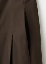 Falda midi evasé de tiro medio, color marrón oscuro, con diseño cruzado frontal y cierre de cremallera en la parte posterior, cuenta con forro interior.