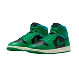 Championes Jordan Air Mid 1 de corte medio, confeccionados en cuero sintético, con combinación de colores verde, negro y celeste, entresuela blanca y suela verde.