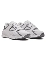 Championes Under Armour modelo Forge 96 Lthr Rissue, de diseño retro inspirado en los años 90, color blanco con detalles en gris. Confeccionados con parte superior de malla y cuero, película de TPU para mayor durabilidad, entresuela cómoda y suela de goma.