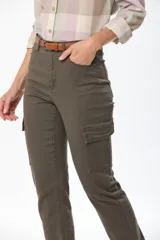 Pantalón cargo skinny de algodón con elastano, color beige, con bolsillos laterales con solapa en las piernas y trabillas para cinto.