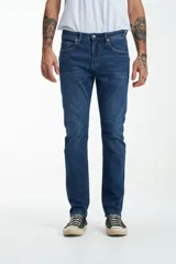 Pantalón de jean azul oscuro, corte slim, con bolsillos delanteros y traseros.