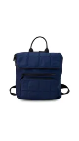 Mochila de nylon capitoneada color celeste, con diseño acolchado en cuadrícula. Posee un compartimento principal con cierre y solapa, además de dos bolsillos frontales con cierres negros a la vista.