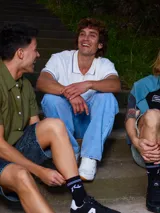 Remera polo blanca de corte regular, con cuello y mangas con ribete a cuadros en contraste. Presenta un pequeño logo bordado en el pecho.