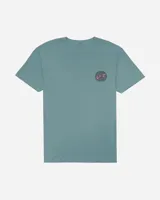 Remera de manga corta color verde agua, con cuello redondo y pequeño estampado gráfico circular en el pecho del lado izquierdo.