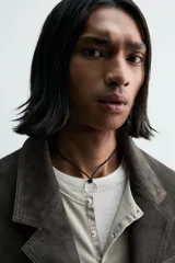 Blazer relaxed fit de piel con acabado ante, color gris oscuro. Cuello con solapas de muesca, manga larga, bolsillo de plastrón con solapa en el pecho y dos bolsillos de plastrón en la cadera. Cierre frontal de botonadura con botones claros.