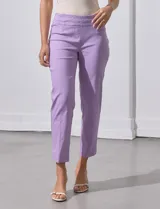 Pantalón verde esmeralda de gabardina elastizada, marca Zac & Rachel, de corte recto con pretina ancha pespunteada y largo al tobillo. Presenta bolsillos simulados.