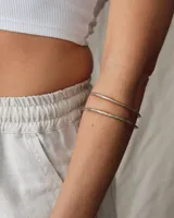 Pulsera rígida de bronce y alpaca, adaptable a muñecas de 13 a 15 cm.