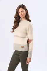 Buzo tejido de abrigo con cuello redondo y diseño a rayas horizontales en tonos suaves de beige y gris.