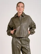 Chaqueta bomber de eco cuero color verde oliva, con cuello tipo solapa, cierre frontal metálico, bolsillos laterales y puños elásticos.