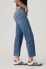 Jeans Levi's modelo Ribcage Straight Ankle, color azul con lavado medio, tiro alto y diseño de pierna recta corta.