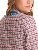 Chaqueta de corte recto y silueta boxy, confeccionada en tejido tweed multicolor con aplicaciones de denim en cuello, solapa frontal, bolsillos y puños. Presenta terminaciones con efecto deshilachado, cuello a la base, bolsillos frontales con solapa y puños con botones metálicos.