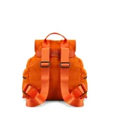 Mochila verde de nylon con tapa y broche metálico, apertura superior con cierre marinero, bolsillos internos, bolsillo con cierre metálico al frente y laterales, asas rígidas de mano y correas regulables para colgar en la espalda.