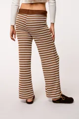 Pantalón tejido a rayas horizontales negras y grises, con forro interior y cordón ajustable en la cintura.