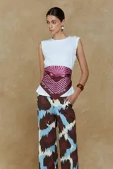 Musculosa blanca de algodón con cuello redondo y sisas amplias.