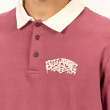 Remera de manga larga estilo polo, color bordó, con cuello en contraste color crema y cierre frontal de tres botones. Presenta un pequeño logo estampado en el pecho.