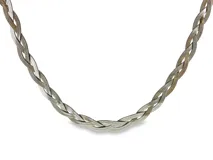 Collar trenzado elaborado con múltiples cadenas planas tipo víbora entrelazadas, combinando tonos plateados y dorados.