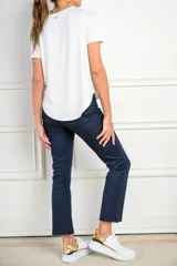 Pantalón de jean azul oscuro, tiro alto, corte ajustado en la cadera y muslos, y acampanado desde la rodilla.