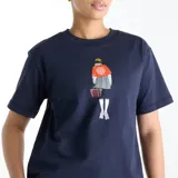 Remera azul marino de manga corta, confeccionada en punto de algodón suave, con estampado gráfico universitario en el pecho.