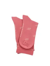Medias de largo medio color rosado con estampado de logo pequeño en tono claro. Cuentan con puño suave para mayor comodidad.