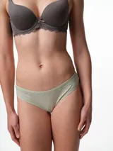 Bombacha tipo bikini de algodón con textura acanalada, tiro medio y detalle de puntilla en el borde superior.