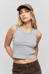 Musculosa de calce ajustado confeccionada en tejido acanalado, con escote redondo y detalle de puntilla en el escote y las sisas.
