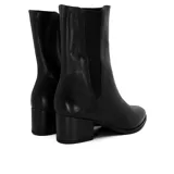 Bota de cuero negro con elástico lateral, taco cuadrado y caña media.