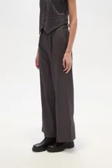 Pantalon de vestir de corte recto y tiro alto, confeccionado en tela con diseño de rayas verticales finas.
