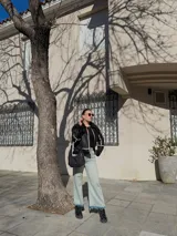 Pantalón de jean celeste con tiro alto, corte recto y bolsillos delanteros y traseros.